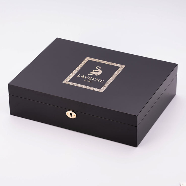 High-grade black piano paint three bottles of perfume paint gift packaging wooden box bright gold metal logo custom made