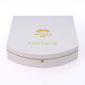 Wholesale Luxury Customized Logo Black Lacquer Wooden Perfume Box With Lock