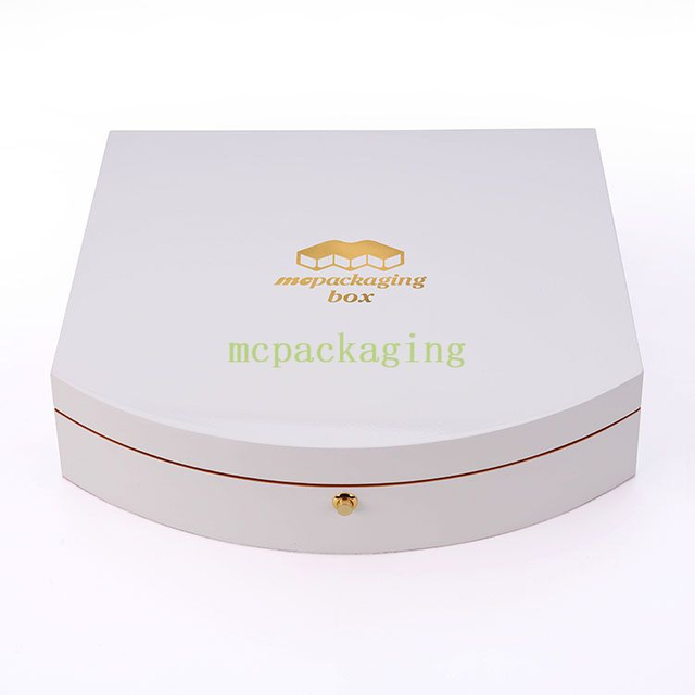 Wholesale Luxury Customized Logo Black Lacquer Wooden Perfume Box With Lock