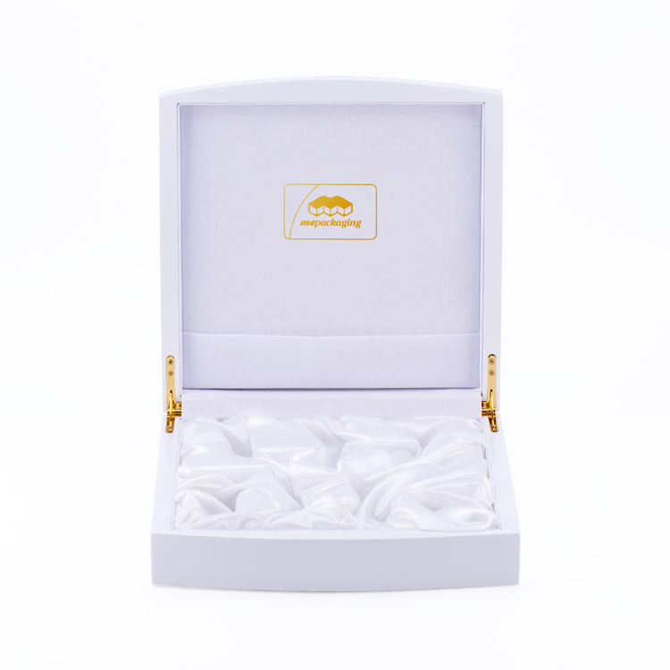 A Classic And Fashionable Oriental Style Collection of White Exquisite Curved Flip-top Paint Perfume Wooden Box Packaging Gift Box Customization
