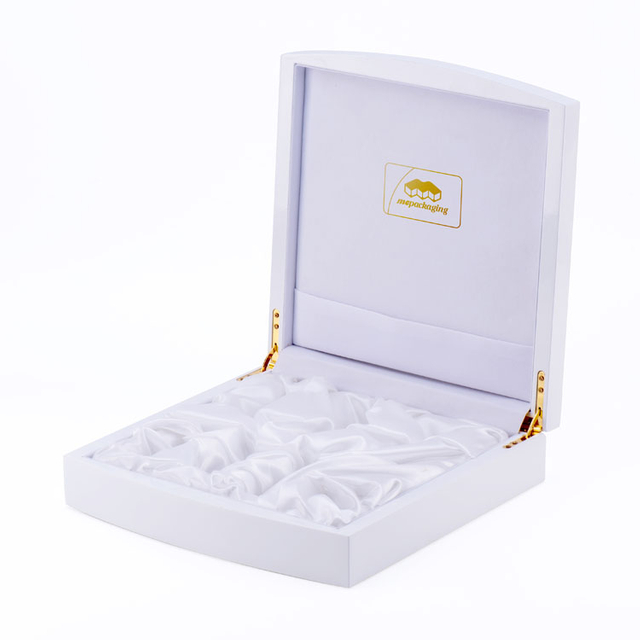 A Classic And Fashionable Oriental Style Collection of White Exquisite Curved Flip-top Paint Perfume Wooden Box Packaging Gift Box Customization
