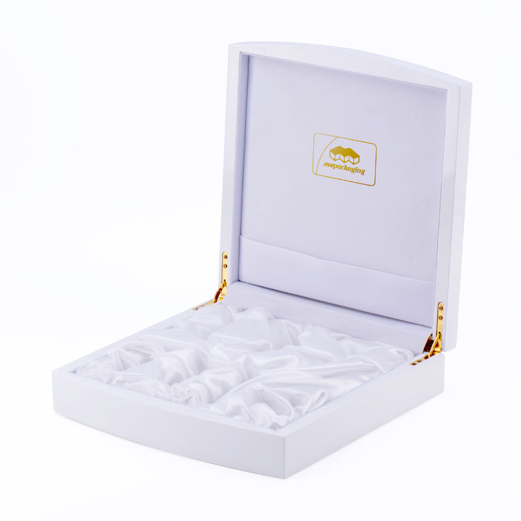 A Classic And Fashionable Oriental Style Collection of White Exquisite Curved Flip-top Paint Perfume Wooden Box Packaging Gift Box Customization