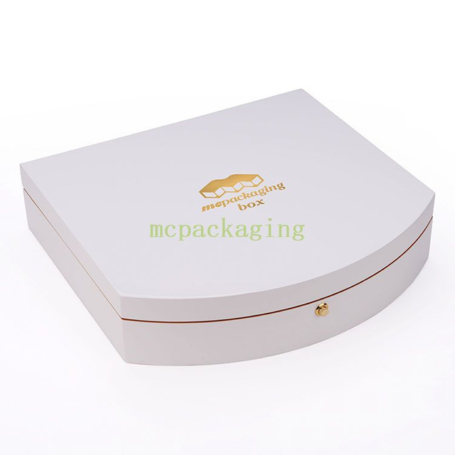Wholesale Luxury Customized Logo Black Lacquer Wooden Perfume Box With Lock