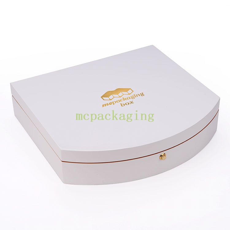 Wholesale Luxury Customized Logo Black Lacquer Wooden Perfume Box With Lock