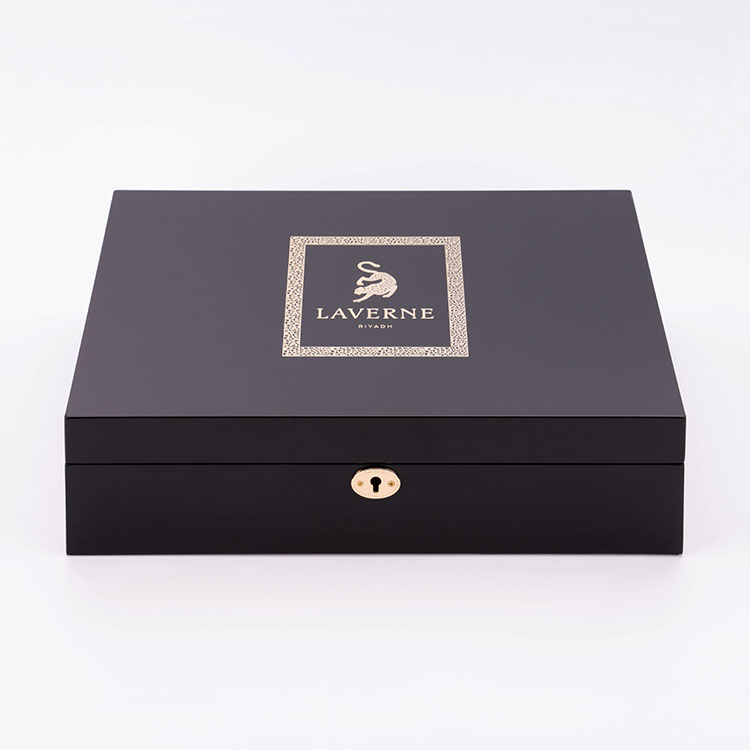 High-grade black piano paint three bottles of perfume paint gift packaging wooden box bright gold metal logo custom made