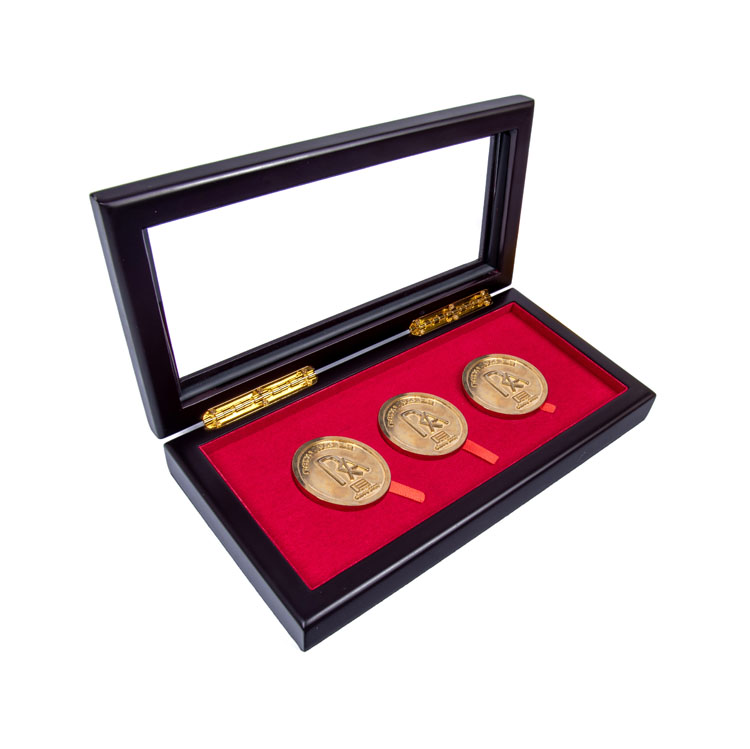 Luxury Custom Logo 3 Slots Collection Coins Wood Box Souvenir Mdf Wooden Silver Coin Box For Display Woodbox