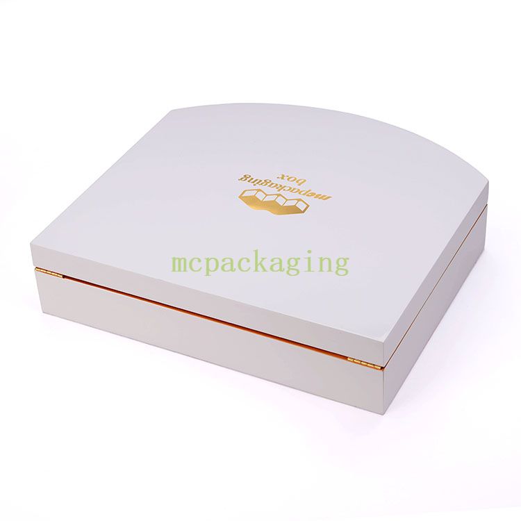 Wholesale Luxury Customized Logo Black Lacquer Wooden Perfume Box With Lock