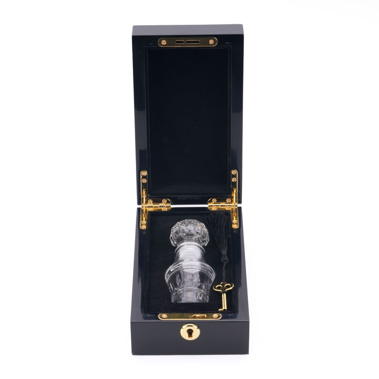 Gold Metal Logo Embedded in Black Piano Paint Perfume Wooden Box Packaging