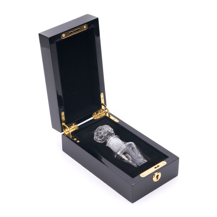 Gold Metal Logo Embedded in Black Piano Paint Perfume Wooden Box Packaging