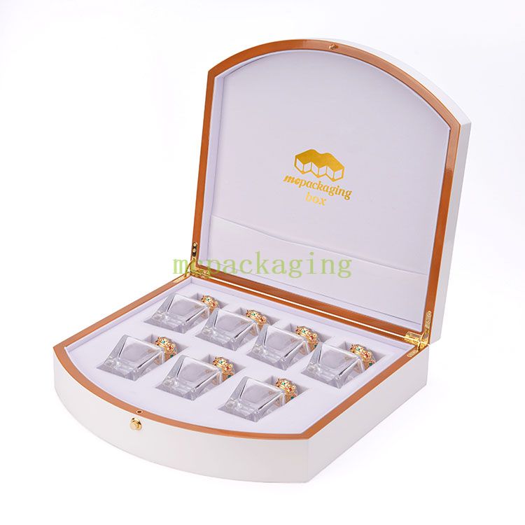 Wholesale Luxury Customized Logo Black Lacquer Wooden Perfume Box With Lock