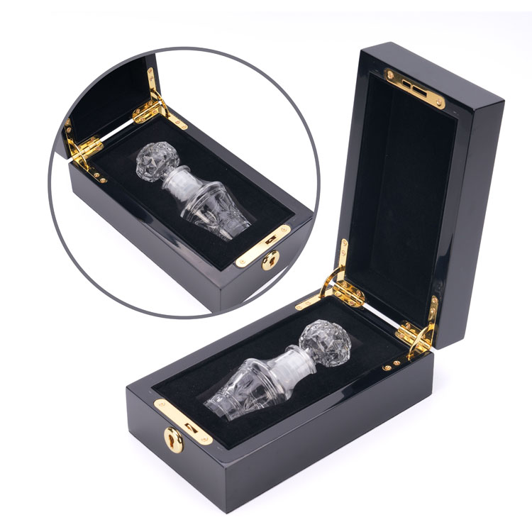 Gold Metal Logo Embedded in Black Piano Paint Perfume Wooden Box Packaging