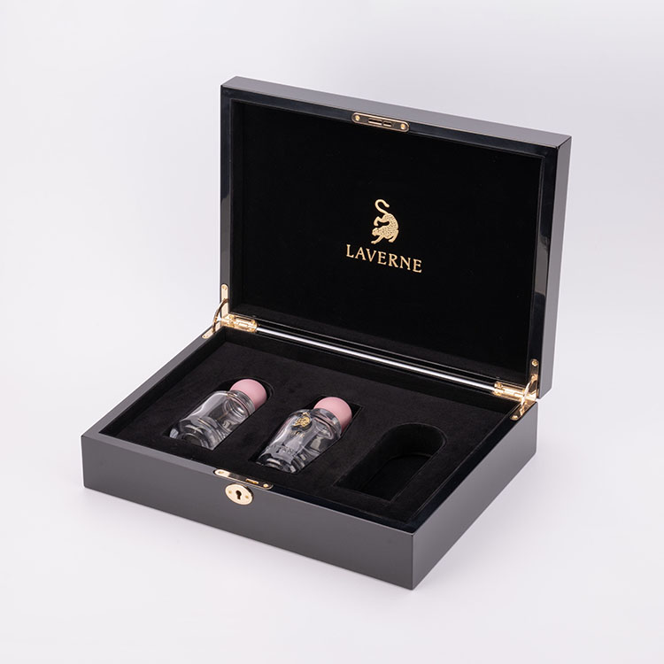 High-grade black piano paint three bottles of perfume paint gift packaging wooden box bright gold metal logo custom made