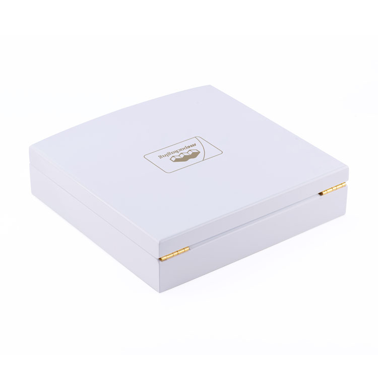 A Classic And Fashionable Oriental Style Collection of White Exquisite Curved Flip-top Paint Perfume Wooden Box Packaging Gift Box Customization